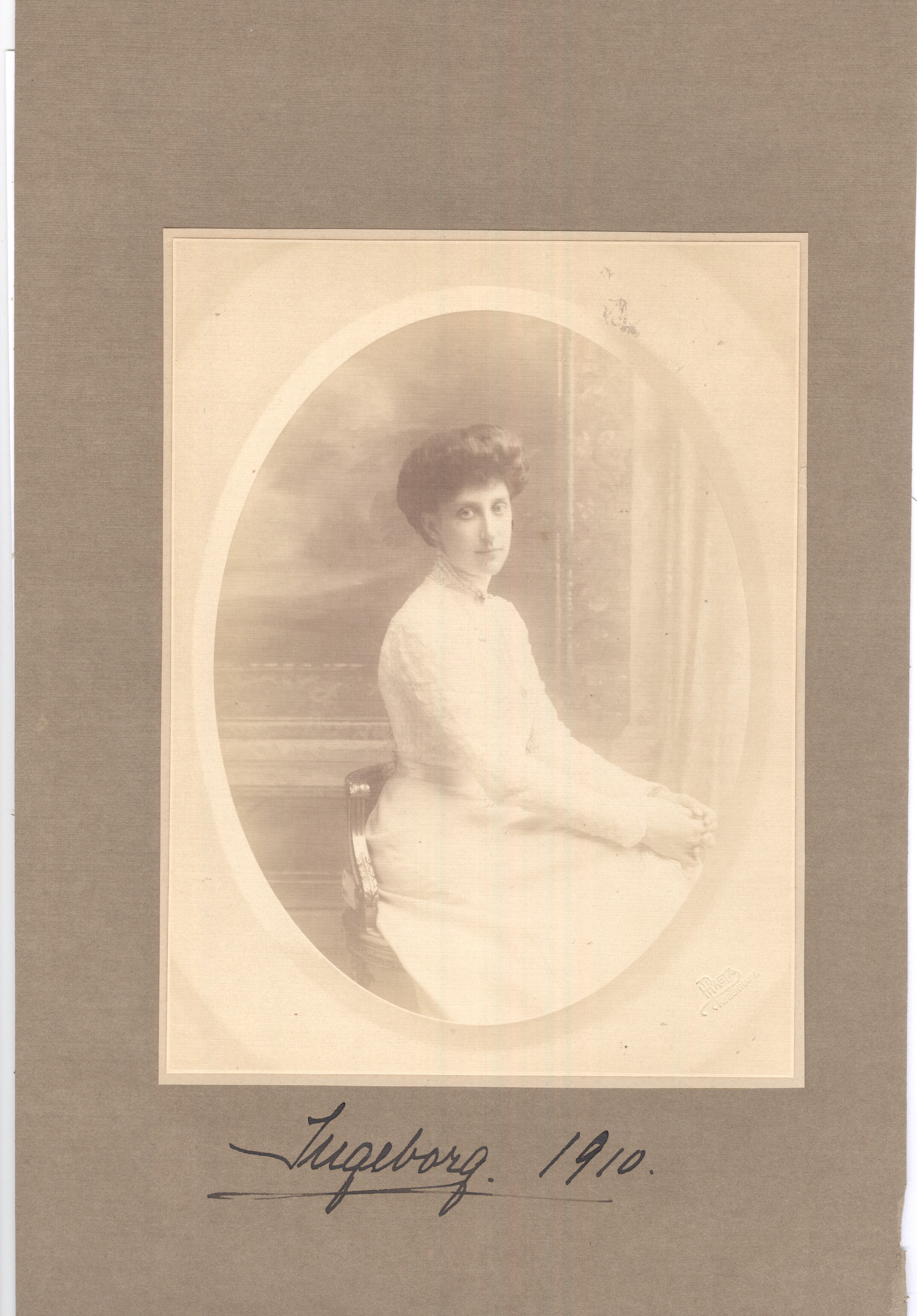 INGEBORG — Fine portrait photo signed and dated on the mount | Sophie Dupré Autographs