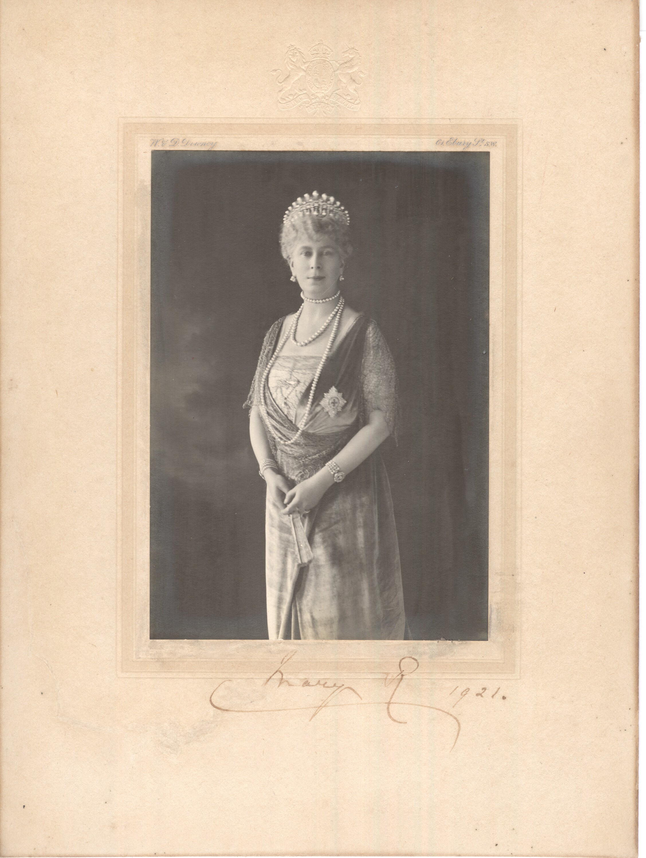 MARY — Fine portrait photo by Downey, signed Mary R and dated on the mount | Sophie Dupré Autographs