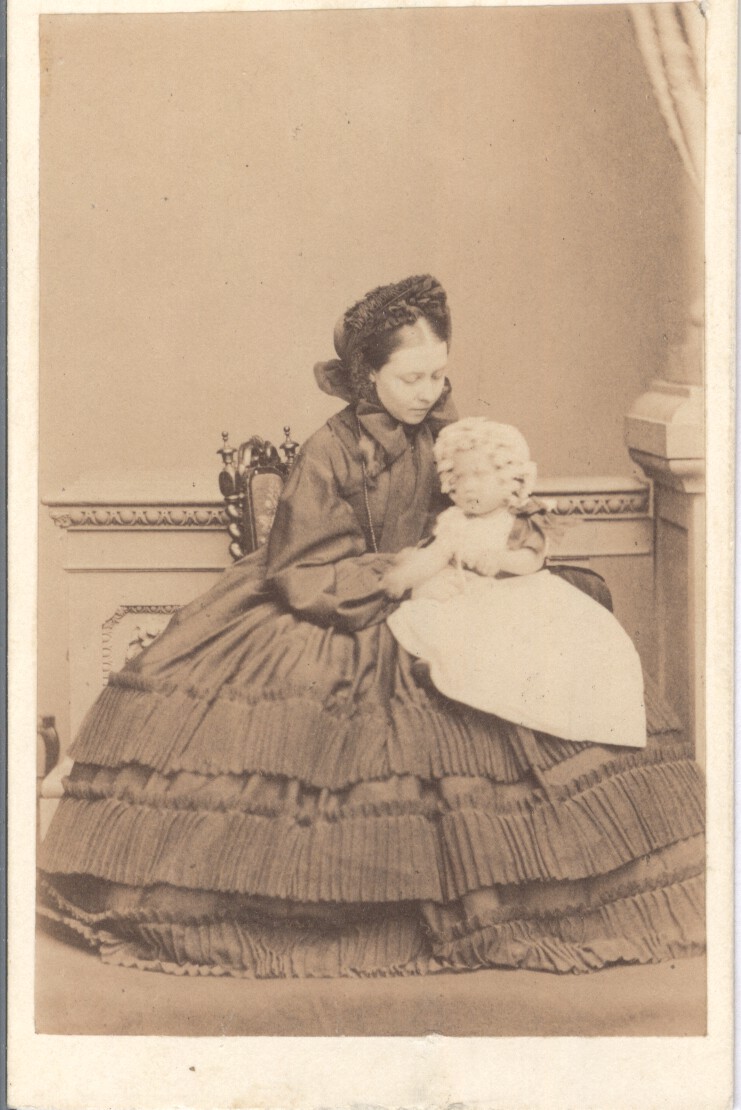 [VICTORIA — Delightful unsigned carte de visite photograph by Mayall | Sophie Dupré Autographs