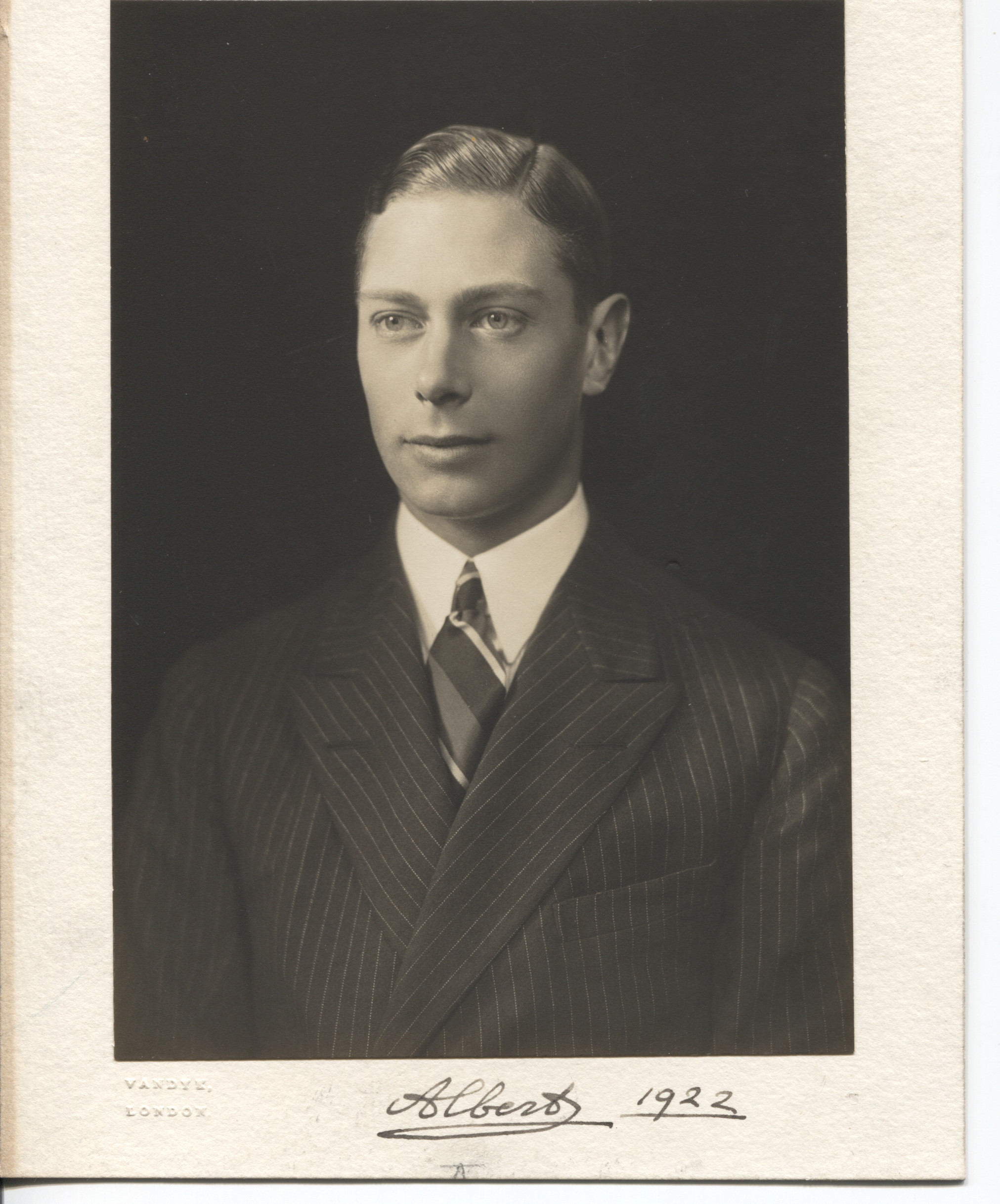 GEORGE VI — Excellent portrait photo by Vandyk, signed and dated on the mount, | Sophie Dupré Autographs