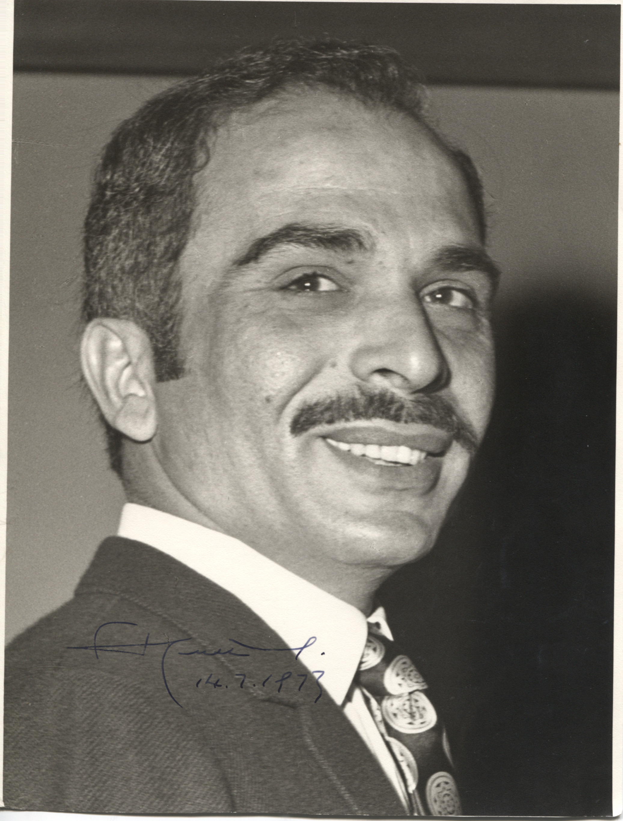 HUSSEIN I — Excellent large photo signed and dated, | Sophie Dupré Autographs