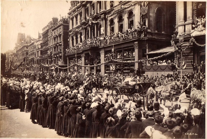 [VICTORIA — Fine photographic print of Queen Victoria in her open carriage | Sophie Dupré Autographs