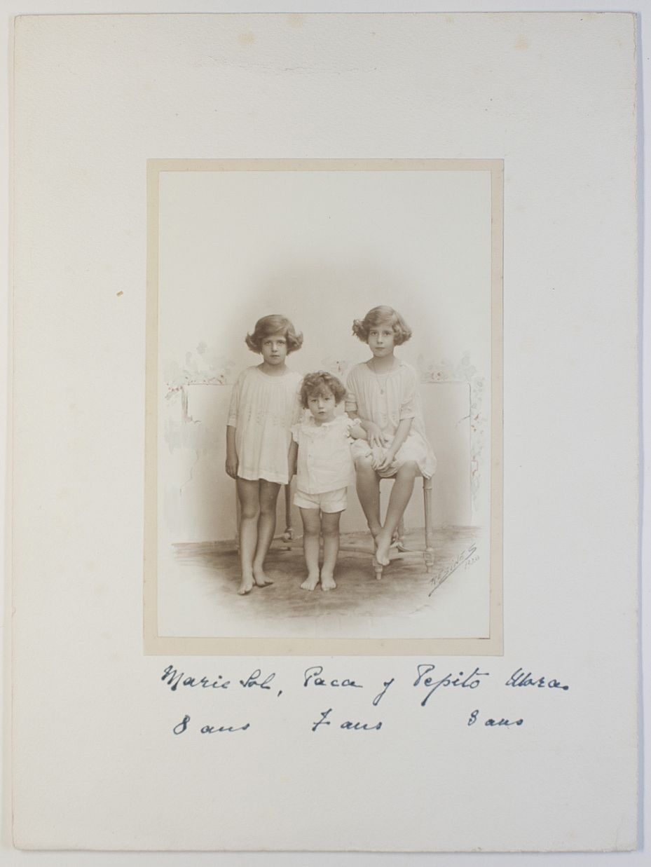 [MORA — Charming portrait photograph by Resines, | Sophie Dupré Autographs