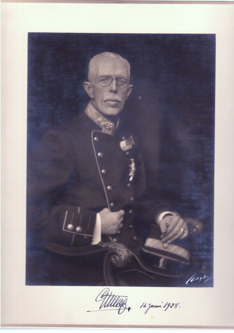 GUSTAF V — Exceptional portrait photograph by Jaeger, signed below and dated, | Sophie Dupré Autographs