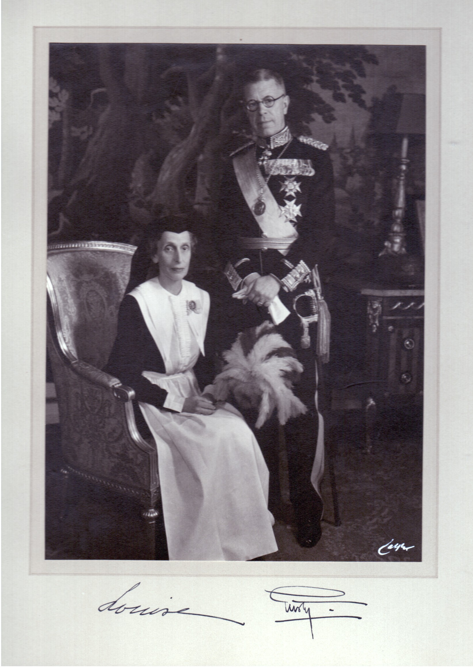 GUSTAF VI — Exceptional photograph by Jaeger, signed below and dated, | Sophie Dupré Autographs