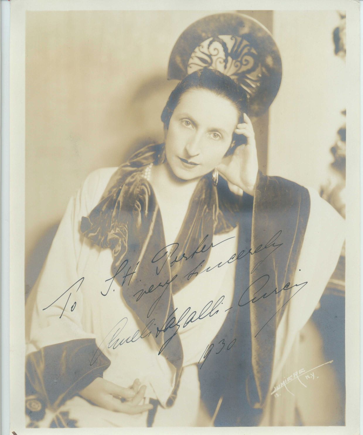 GALLI-CURCI — Fine portrait photograph by Lumiere of New York, signed, | Sophie Dupré Autographs