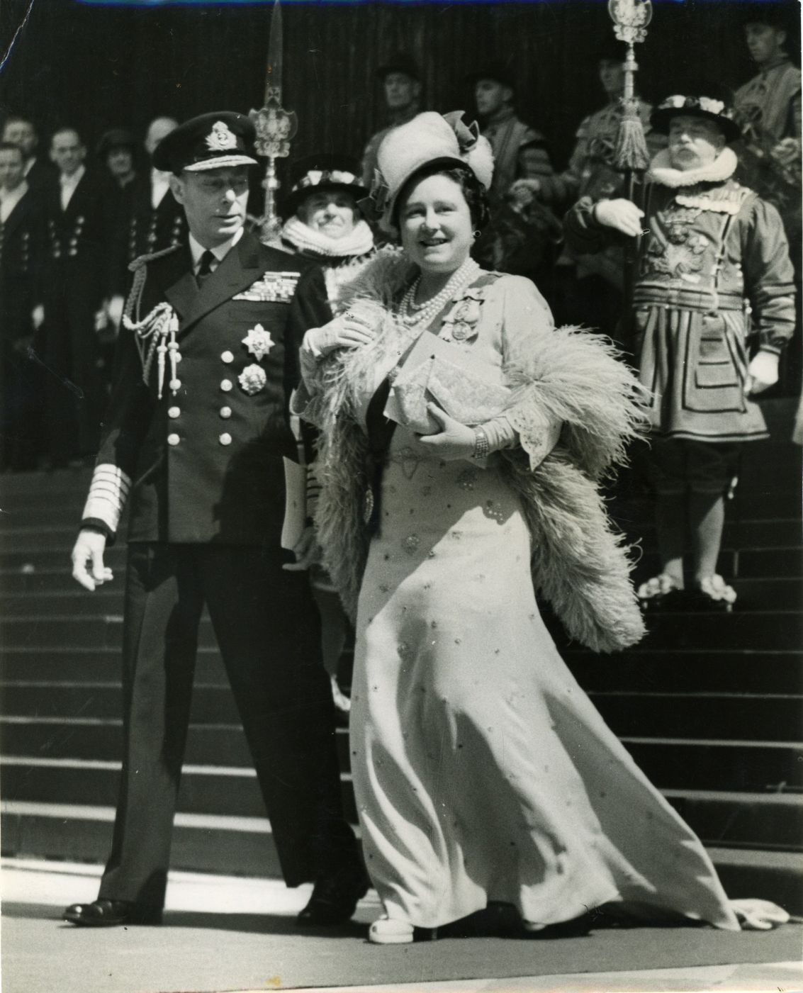 [GEORGE VI — Charming press photograph by Northcliffe Newspapers, | Sophie Dupré Autographs