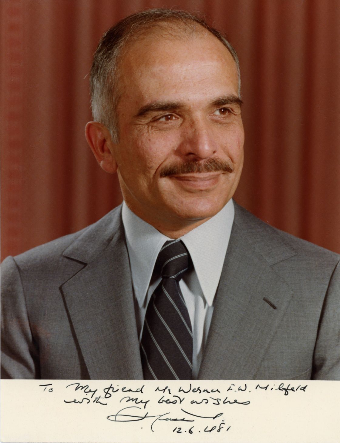 HUSSEIN I — Fine portrait photo in colour, signed, dated and inscribed in English | Sophie Dupré Autographs