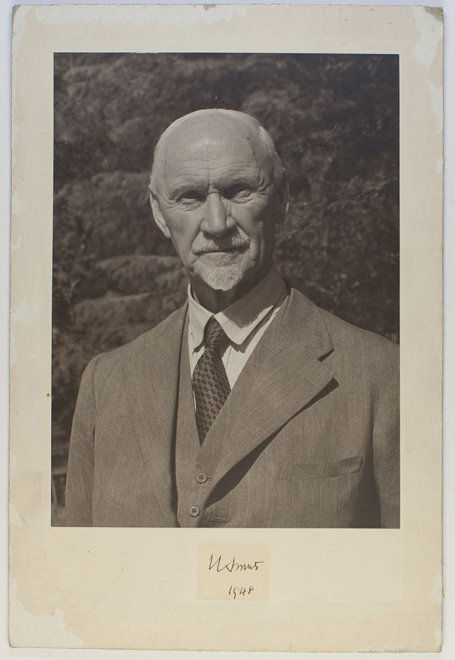 SMUTS — Fine large portrait photo, signed by him and dated on the mount, | Sophie Dupré Autographs