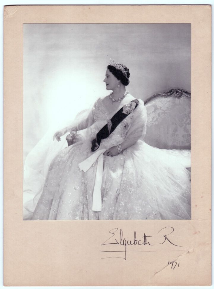 ELIZABETH — Beautiful Portrait Photograph by  CECIL BEATON, | Sophie Dupré Autographs