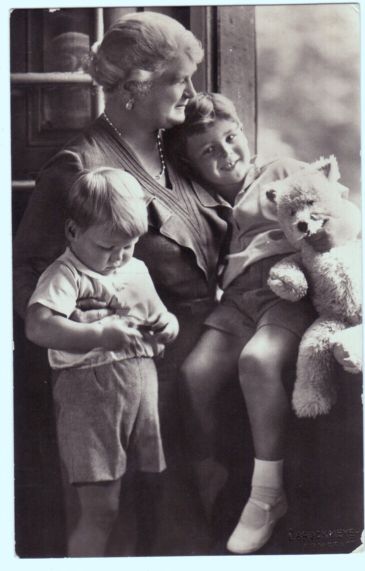 [ELEONORE — Unsigned Portrait Postcard Photograph, by L. Brockmeyer | Sophie Dupré Autographs