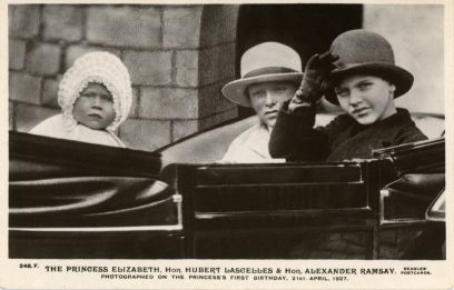[ELIZABETH II — Unsigned Postcard Photograph, | Sophie Dupré Autographs