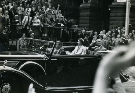 [ELIZABETH II — Cheerful Unsigned Press Photograph | Sophie Dupré Autographs