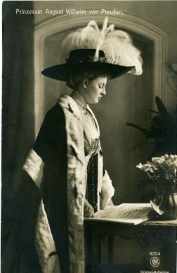 [ALEXANDRA VIKTORIA — Fine unsigned Portrait Postcard Photograph by Selle, Kuntze & Niederastroth | Sophie Dupré Autographs