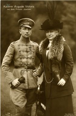 [AUGUSTA VICTORIA — Charming Unsigned Portrait Postcard Photograph by Ernst Sandau, | Sophie Dupré Autographs