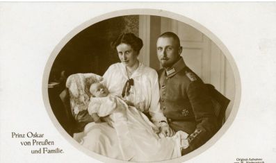 [OSKAR — Charming Unsigned Portrait Postcard Photograph, by W. Niederastroth | Sophie Dupré Autographs
