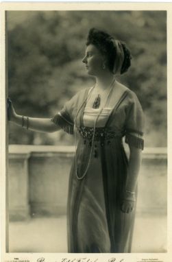 [SOPHIE CHARLOTTE — Unsigned Portrait Postcard Photograph, by Selle Kuntze & Niederastroth | Sophie Dupré Autographs