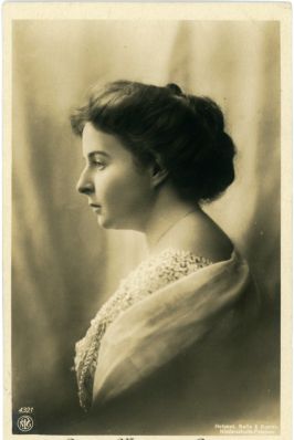 [VIKTORIA MARGARETE — Unsigned Portrait Postcard Photograph, by Selle Kuntze & Niederastroth | Sophie Dupré Autographs