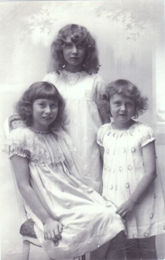 [FEODORA — Engaging unsigned Portrait Postcard Photograph, | Sophie Dupré Autographs