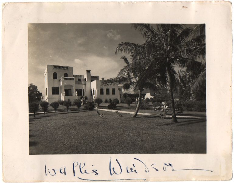 WINDSOR — Photograph of the United Services Canteen in the Bahamas, signed Wallis Windsor under the picture, | Sophie Dupré Autographs