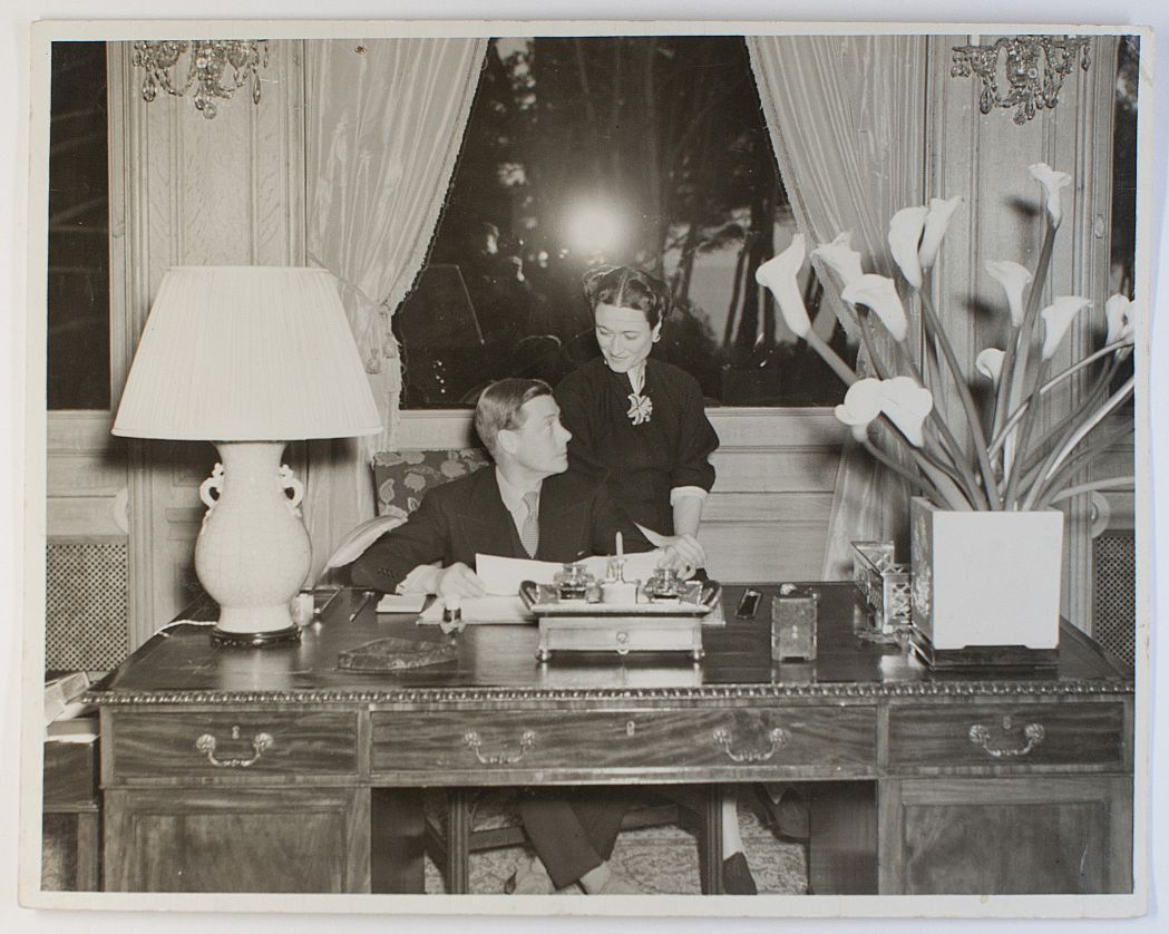 [EDWARD VIII — Exceptional unsigned large press photo showing the couple together, | Sophie Dupré Autographs