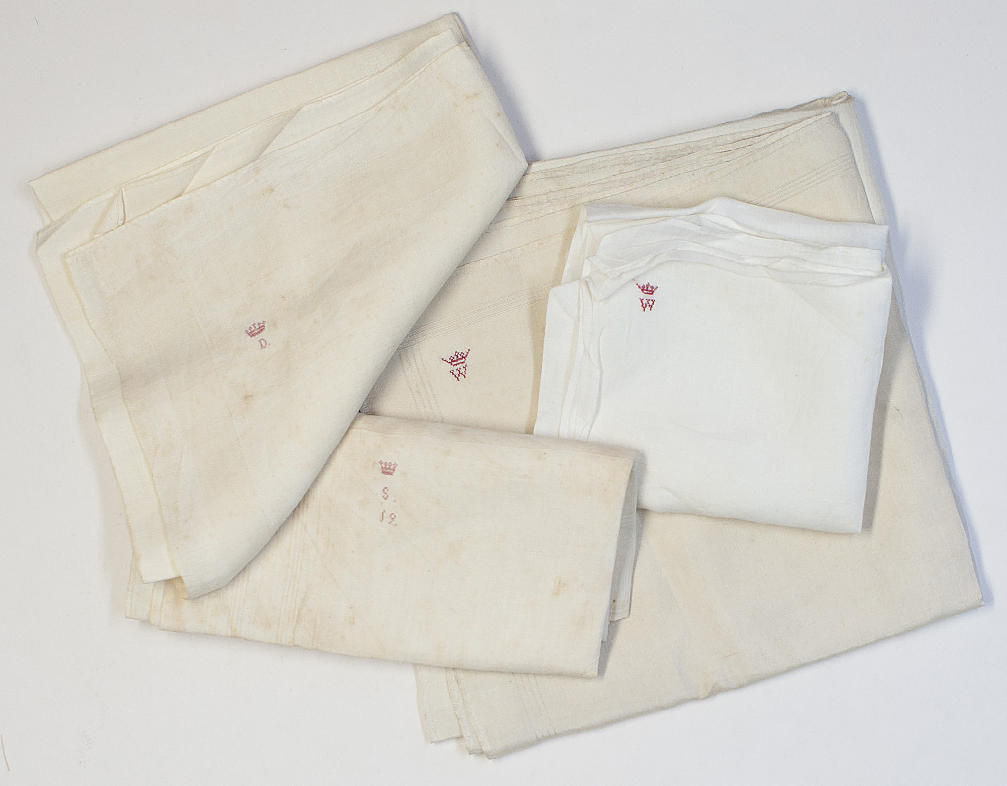 MONOGRAMMED FABRICS — 3 Cream Silk Napkins and 1 Cotton Handkerchief | Sophie Dupré Autographs