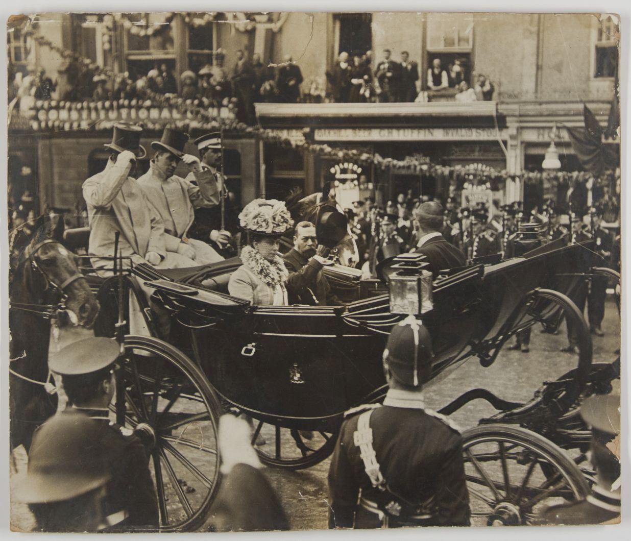 [GEORGE V — Good Unsigned Press Photograph of them in an open landau, | Sophie Dupré Autographs