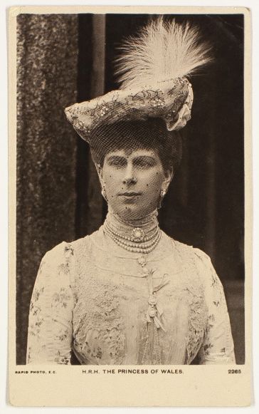 [MARY — Striking Unsigned Portrait Postcard Photograph, | Sophie Dupré Autographs