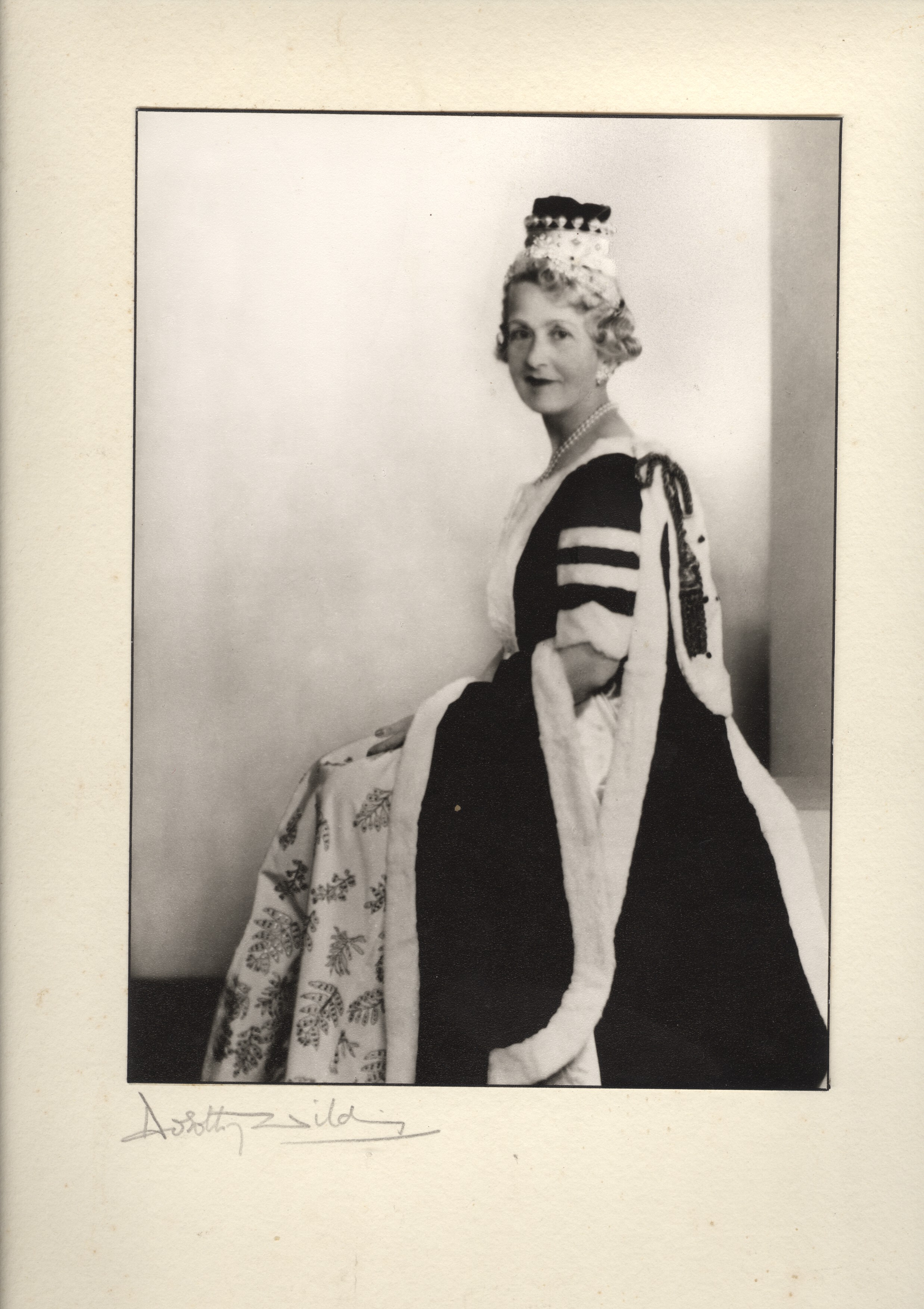 [WAVERLEY — Beautiful Portrait Photograph by Dorothy Wilding, | Sophie Dupré Autographs